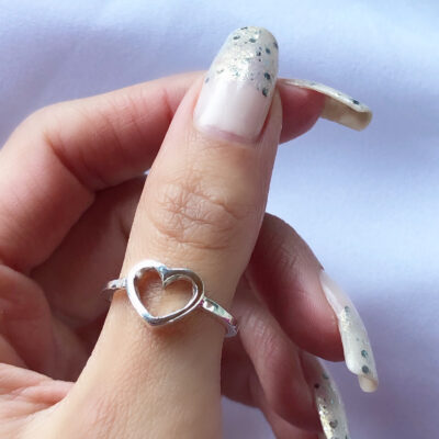 Anillo ajustable corazón perforado