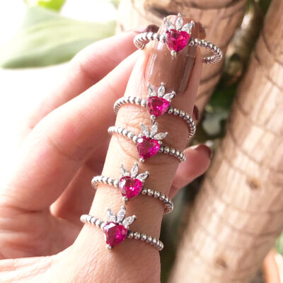 Anillo piedra roja encanto