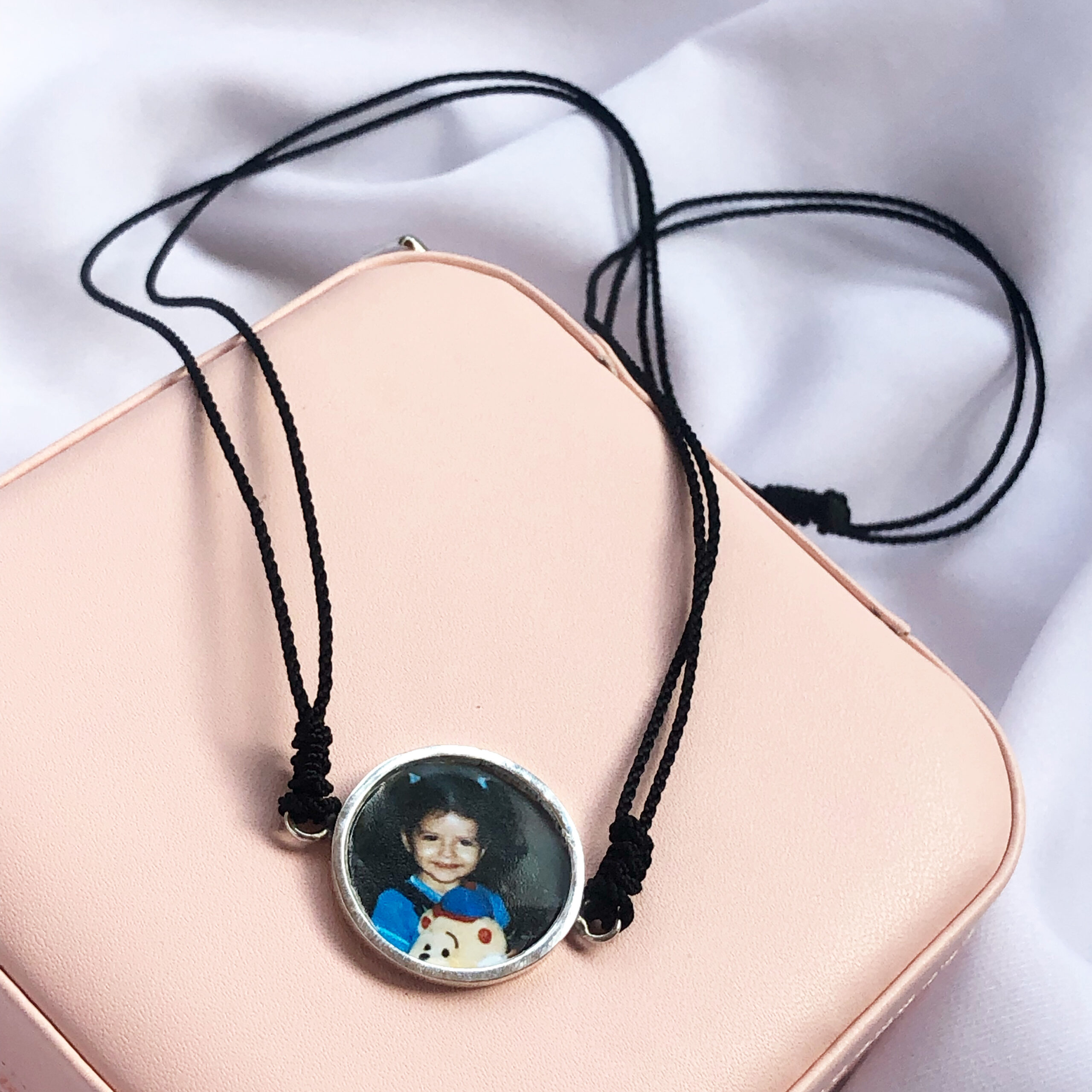 Collar hilo relicario